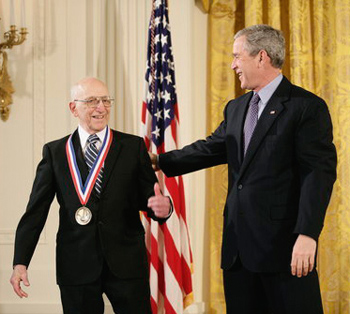 Ralph Baer, recibiendo la Medalla Nacional de Tecnología de Estados Unidos en 2006